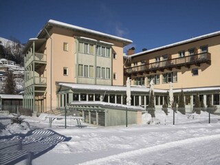 hotelansicht-jufa-hotel-kaprun-sonnenterrasse-wint