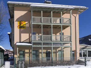 hotelansicht-jufa-hotel-kaprun-blauer-himmel-winte