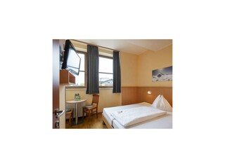 dz-doppelzimmer-fenster-bett-jufa-hotel-kaprun-720