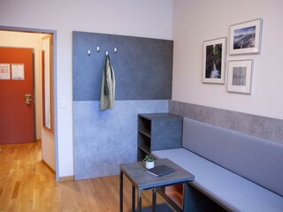 couch-sitzecke-familienzimmer-ff4-jufa-hotel-kapru