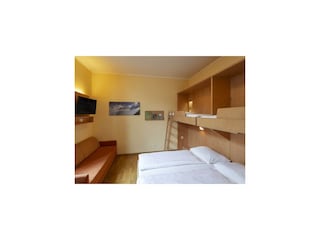 ff5-family-and-friends-5-stockbett-tv-jufa-hotel-k