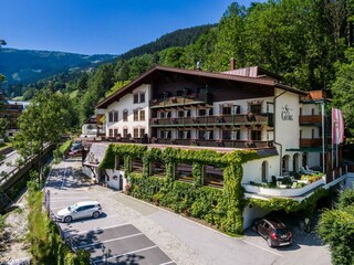 Außenansicht Hotel St. Georg mit Terrasse