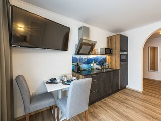 Küche Essbereich und TV