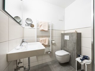 Badezimmer, Handtücher + Föhn