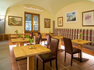 Weinverkostung neuer Weinkeller Hotel St. Georg