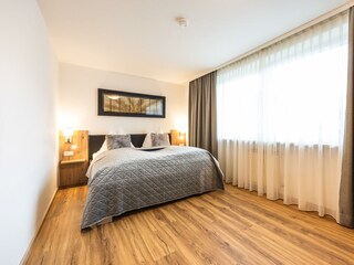 Großes zweites Schlafzimmer