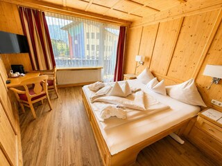 Doppelzimmer Alpenrose Holzboden quer