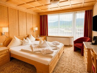 Doppelzimmer Alpenrose Teppich braun quer 2