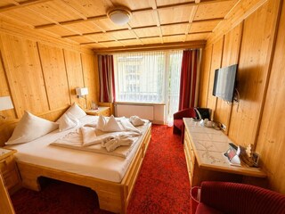 Doppelzimmer Alpenrose Teppich rot quer