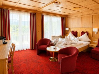 Doppelzimmer Komfort Enzian Teppich rot quer 1