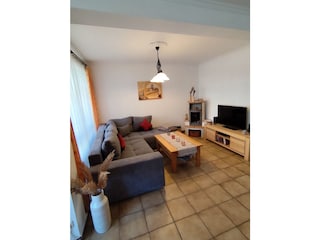 Gemütlicher Wohnbereich mit ausziehbarem Sofa