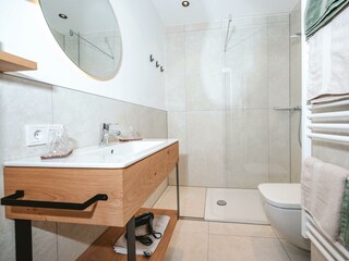 Badezimmer mit Dusche und WC