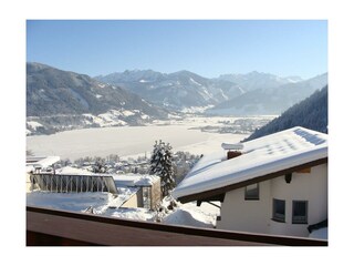 Blick auf den zugefrorenen See