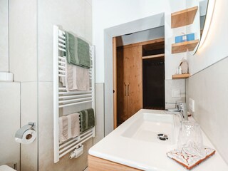 Badezimmer mit Dusche und WC