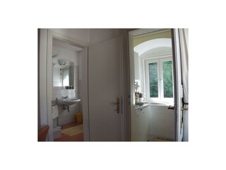 Bad und kleine Küchenzeile