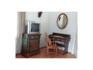 Fernseher und Schreibtisch