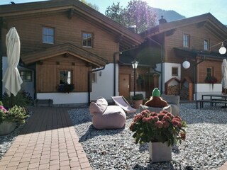 Dorfchalets im Sommer