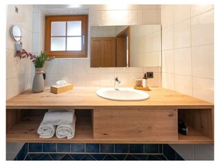 Cenzi_Bad_Waschisch_Detail