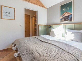 11_Bett_Schrank_Badezimmertür