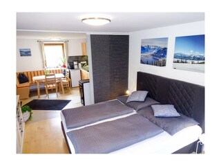 App. 5/1 (Haus Gandler) Bett, Raumteiler, Esstisch