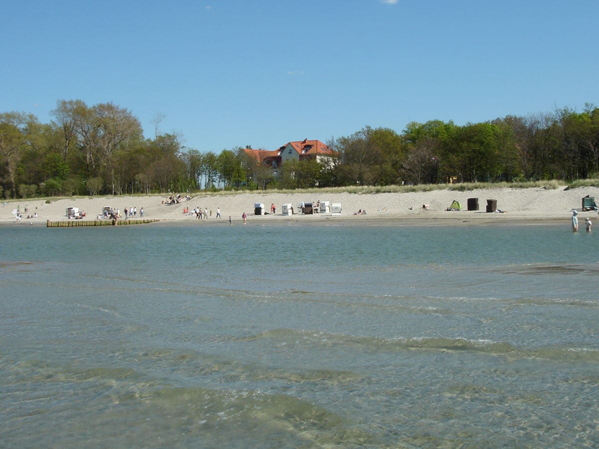 Blick von der Ostsee zur Ferienunterkunft Ostseeidylle