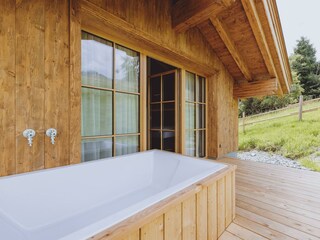 Außenbadewanne mit Blick zu den Bergen