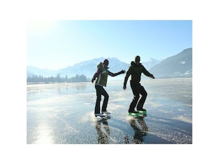 skating_at_the_frozen_lake_zell_with_the_kitzstein