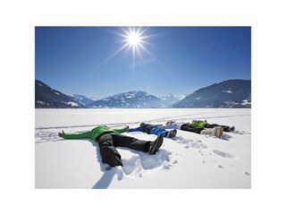 family_relaxing_on_lake_zell