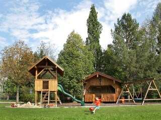 Grillhütte und Spielplatz