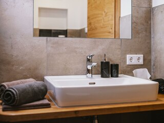 Bad mit Dusche und WC