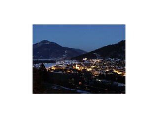 Blick auf Kaprun bei Nacht vom Apartment
