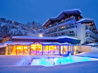 Pool im Schnee Abends