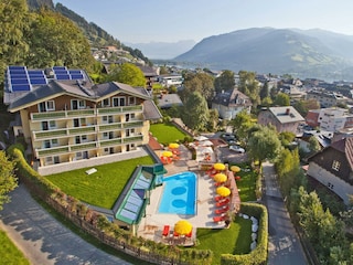 Hotel und Ort im Sommer