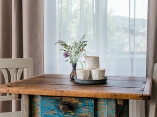 Alter Bauerntisch im Zimmer