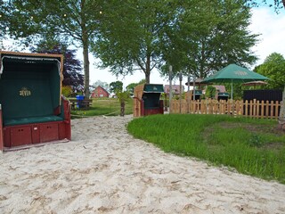 Strandkörbe am Badesee