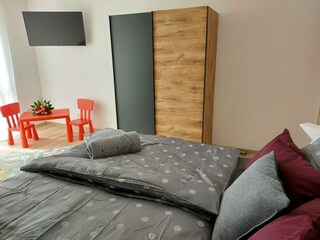 Schlafzimmer mit Spielecke
