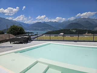 Pool mit Seeblick