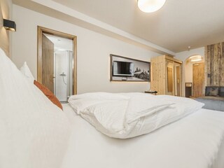 Zimmer Nr. 43 Blick von Bett auf Couch