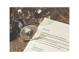 Willkommensbrief mit Weingläser