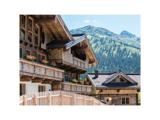 Chalets alle drei aussen Sommer