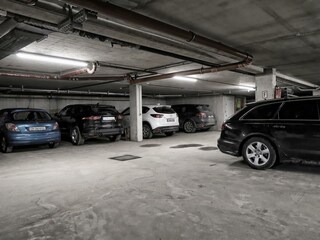 Tiefgarage mit mehreren Autos