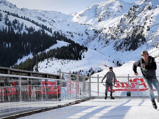Eislaufplatz mit Leute 2