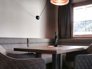 Nr. 31 Essecke zum Fenster hin