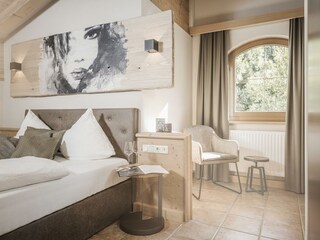 Familienzimmer Bett und Fenster