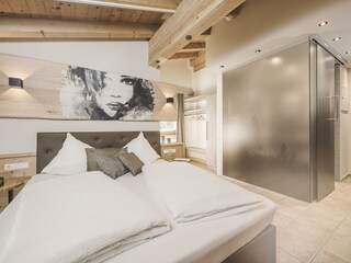 Familienzimmer Blick auf Bett und Badezimmer