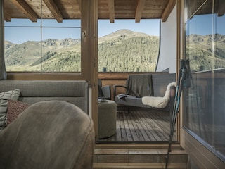 Blick aus Nr. 31 raus auf Balkon Sommer