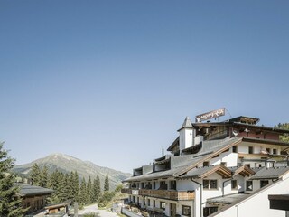 Apparthaus von aussen Sommer