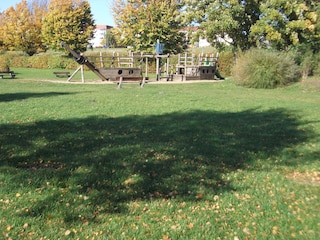 Liegewiese mit Spielplatz