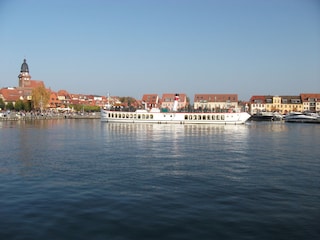 Ansicht Hafen mit Blick auf Fahrgastschiff "Europa"