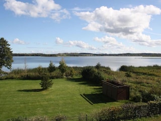 Blick auf Liegewiese und Achterwasser
